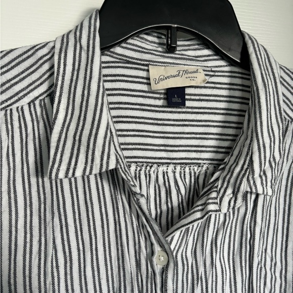Universal Threads Button Up - Picture 3 of 3